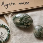Agate mousse verte, calcédoine translucide avec inclusions dendritiques}}}