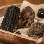 Photo de pierre brutes naturelles : tourmaline noire, quartz fumé, druse