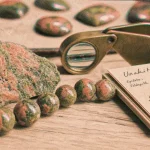 Unakite, perles rose saumon et vert épidote, macro