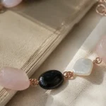 Collier pierres naturelles : quartz rose, onyx noir et labradorite irisée.