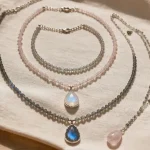 Colliers en pierres naturelles sur table, pierres et argent 925
