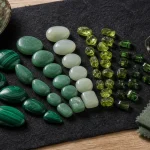 Pierres semi précieuses vertes : malachite, aventurine, jade sur fond bois