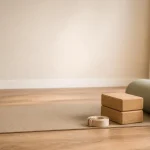 Yoga à la maison : tapis, brique, sangle et bolster