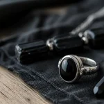 Pierres noires bijoux : bague onyx noir, pendentif obsidienne noire, tourmaline