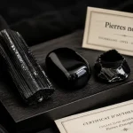 Pierres noires semi précieuses : obsidienne, onyx et tourmaline noire sur présentoir